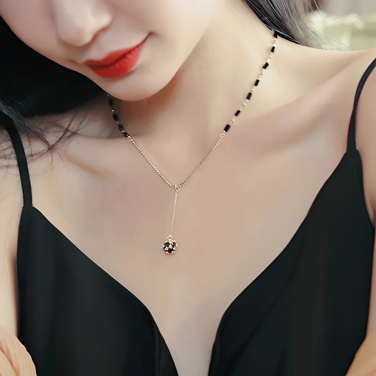 OnyxLure™ Pendant Necklace — Understated Glow of Confidence